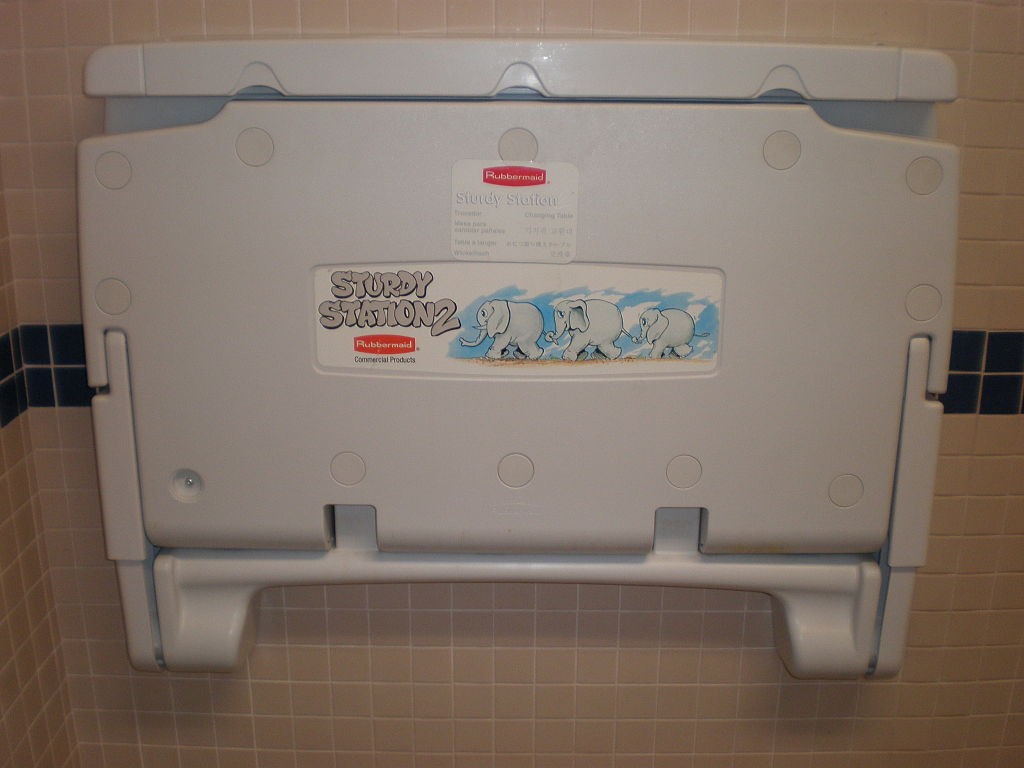 rubbermaid-changing-station